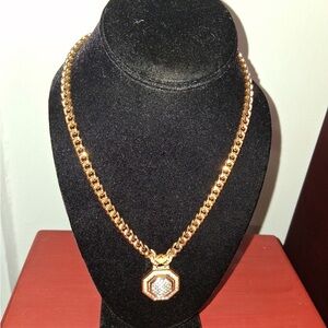 Elegant Gold Necklace with Pendant